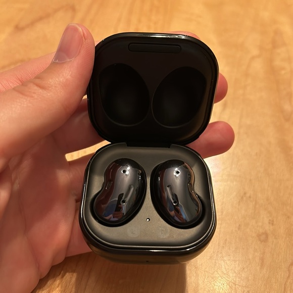 Samsung Sound Wireless Headphones - Picture 2 of 5